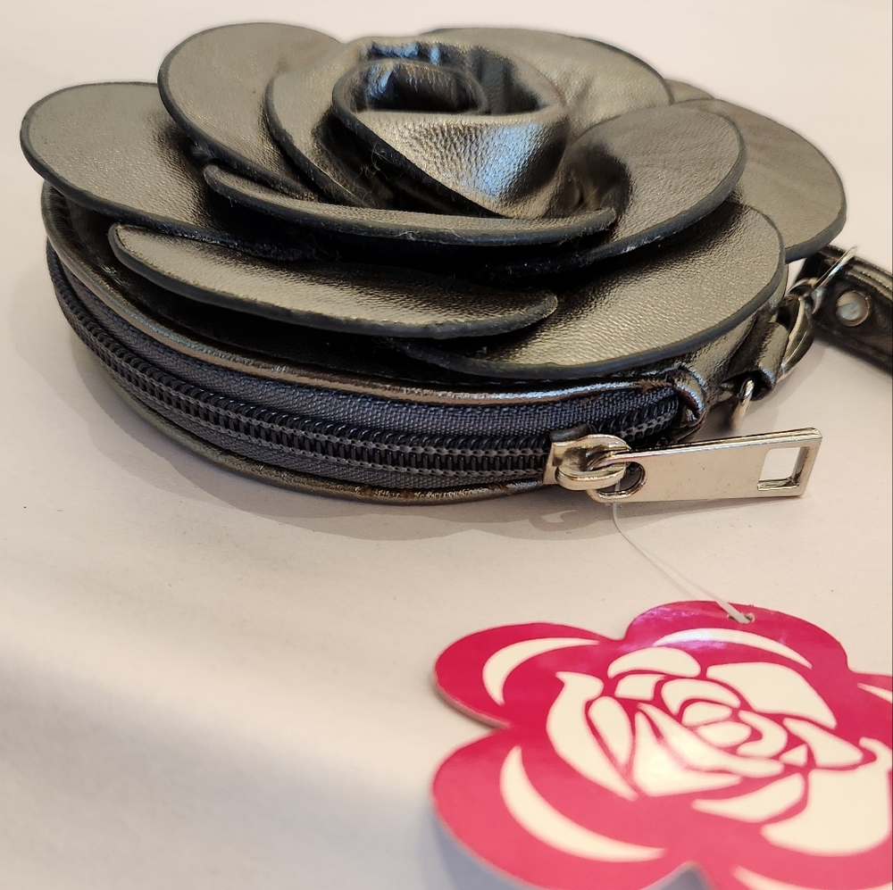 Metallic Grey Flower Wristlet - Picture 4 of 4